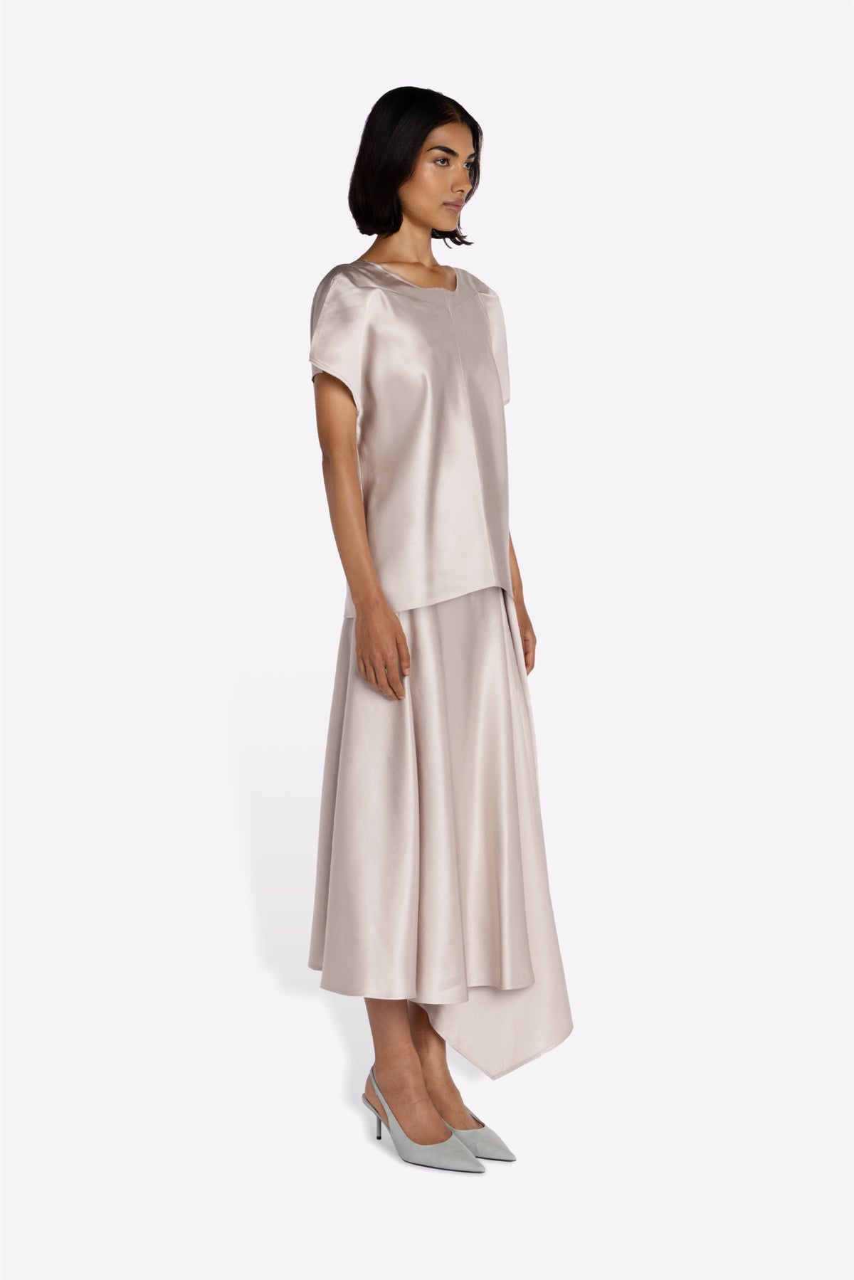 RAJA SKIRT IN PEARL MODEL SIDE