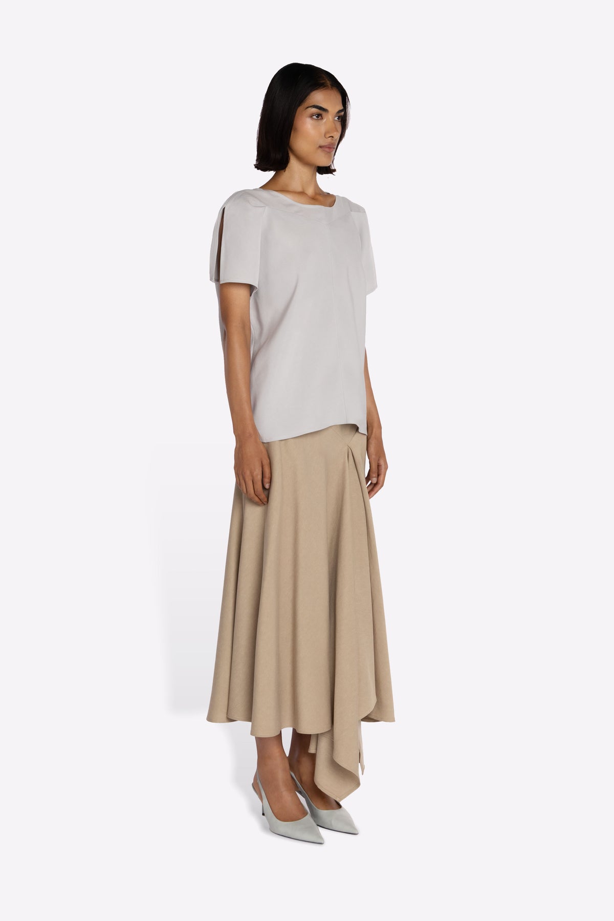 RAJA SKIRT IN TAN MODEL SIDE